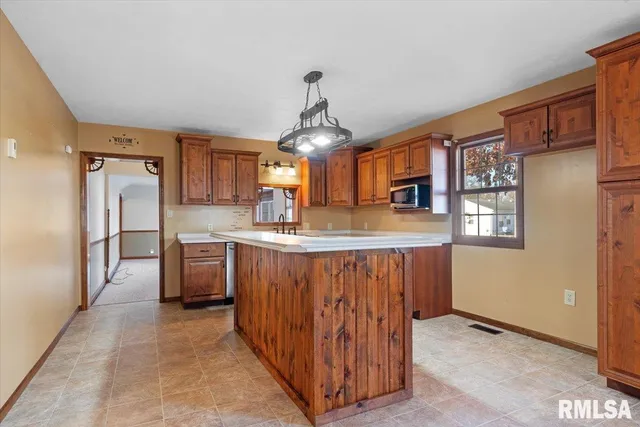 $164,900 | 103 South Henderson Street, Virden, IL 62690