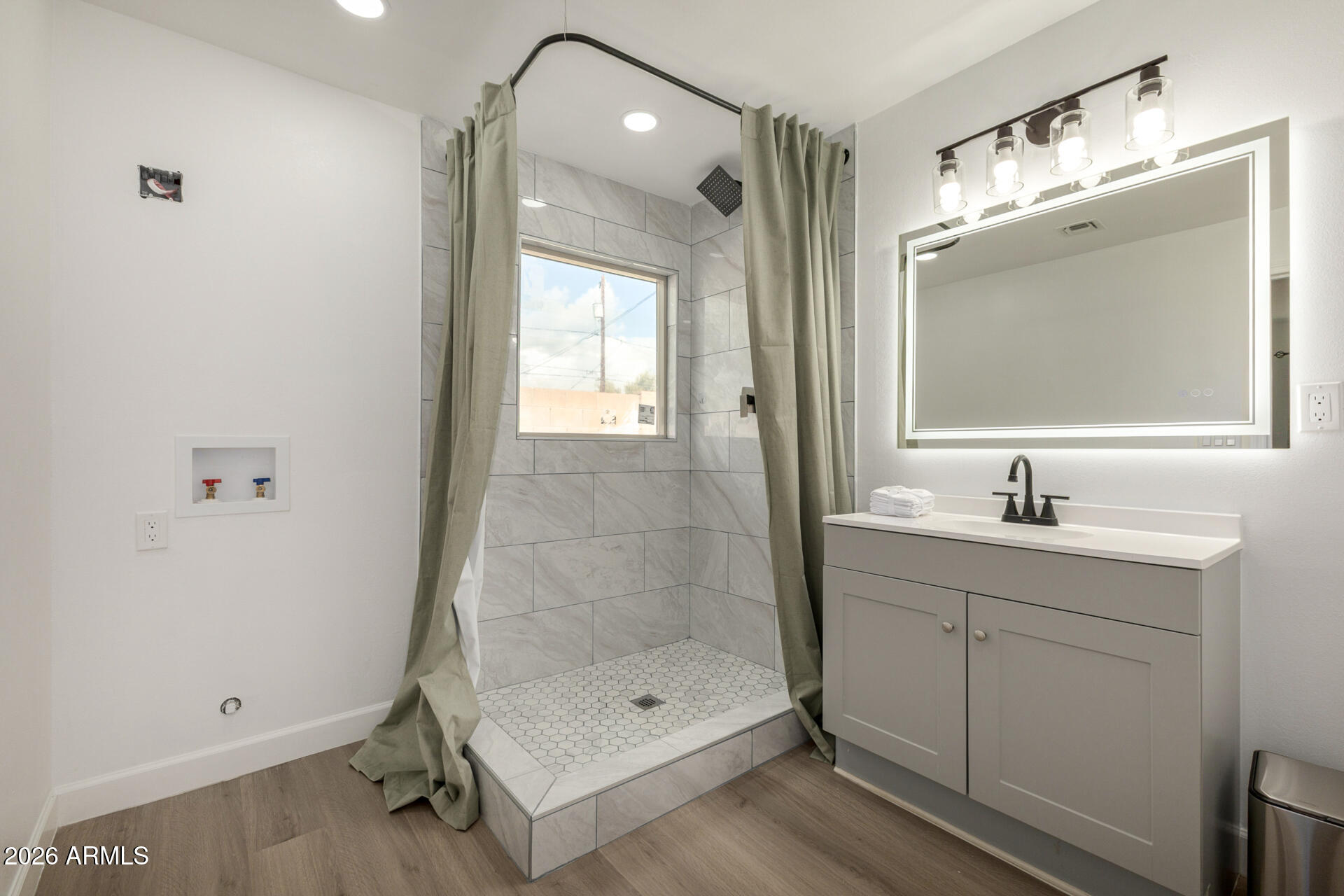 2142 West Coolidge Street Phoenix, AZ 85015 - Photo 13 of 28 a bathroom with a shower sink and mirror