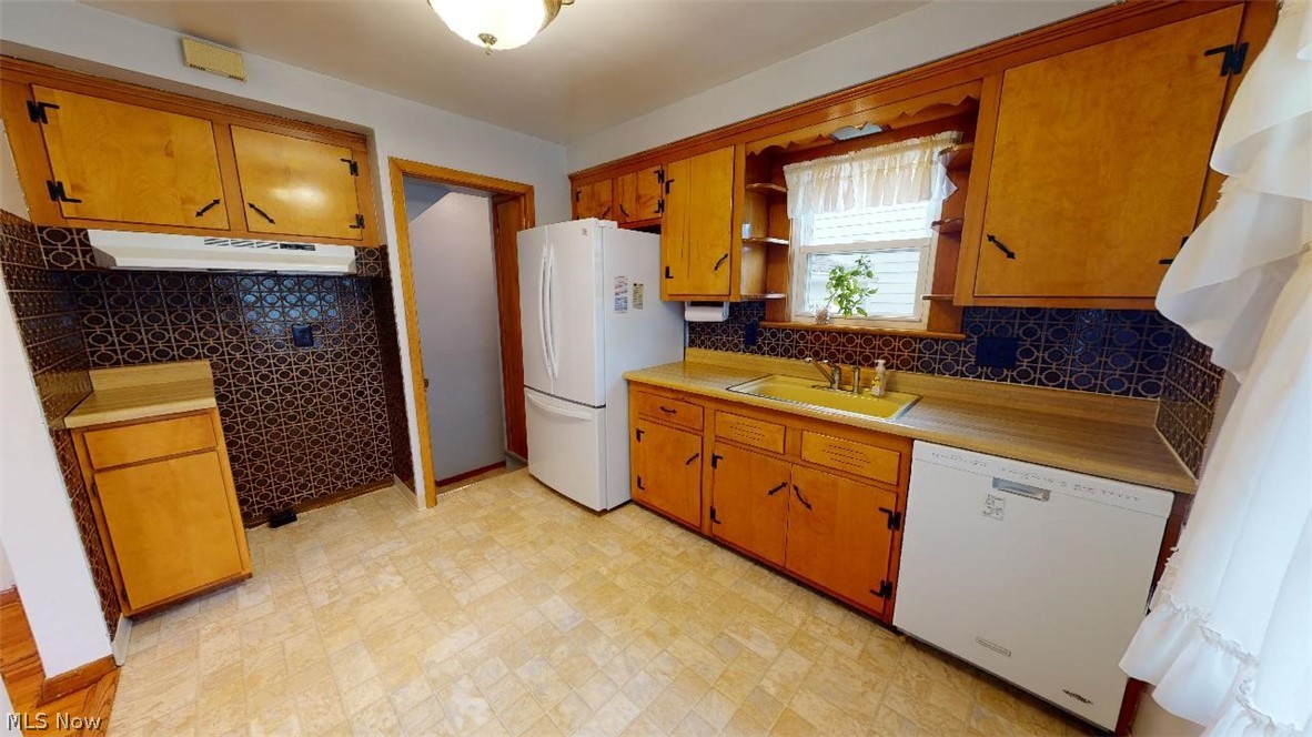 1389 Sunview Road Lyndhurst, OH 44124 - Photo 9 of 26