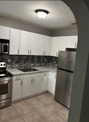 $1,650 | 407 Southeast 3rd Avenue, Unit B, Hallandale Beach, FL 33009