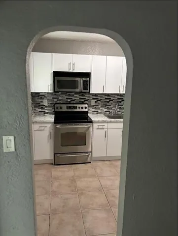 $1,650 | 407 Southeast 3rd Avenue, Unit B, Hallandale Beach, FL 33009