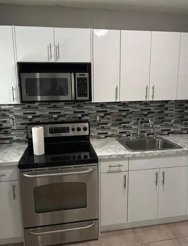 $1,650 | 407 Southeast 3rd Avenue, Unit B, Hallandale Beach, FL 33009