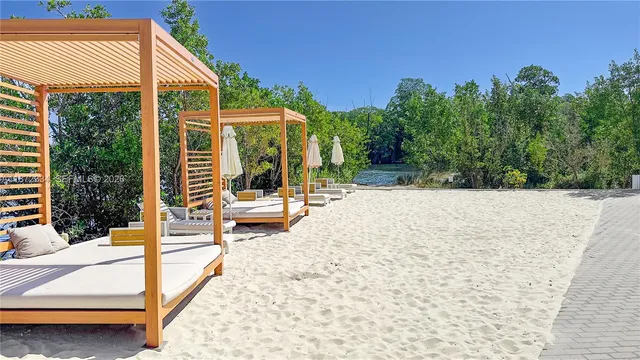 $589,000 | 16385 Biscayne Boulevard, Unit 405, North Miami Beach, FL 33160