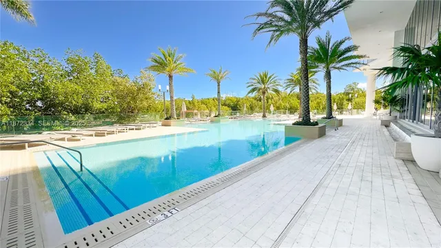 $589,000 | 16385 Biscayne Boulevard, Unit 405, North Miami Beach, FL 33160