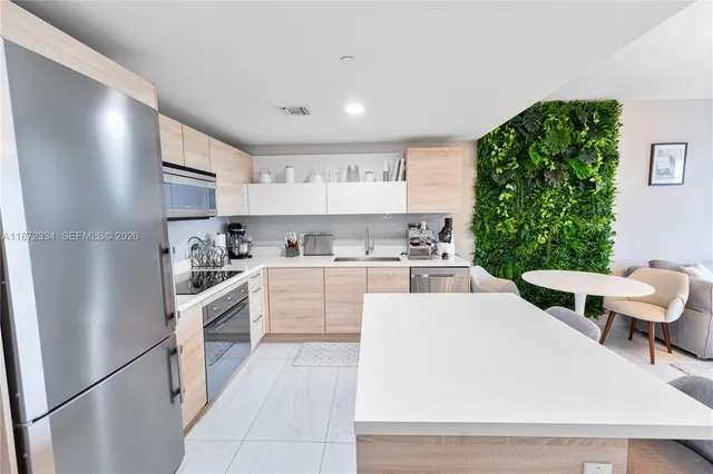 $589,000 | 16385 Biscayne Boulevard, Unit 405, North Miami Beach, FL 33160