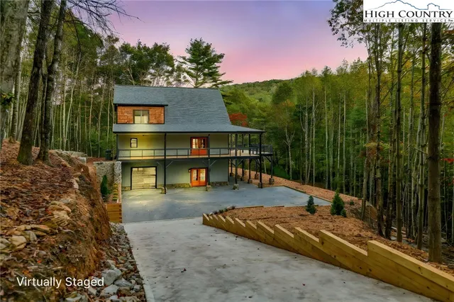 a view of a back yard