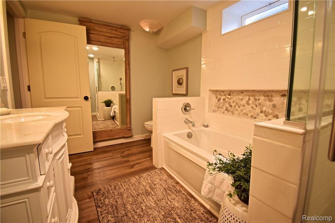 3334 Willet Avenue Rochester, MI 48309 - Photo 7 of 30 Spa Bathroom