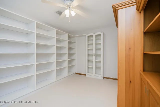 a picture of a black and white photo