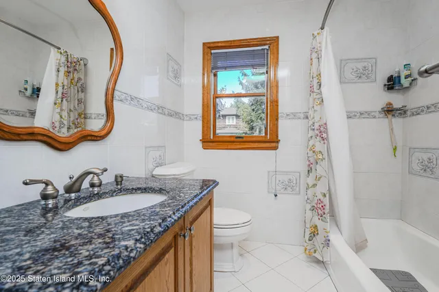 a view of entryway with a front door