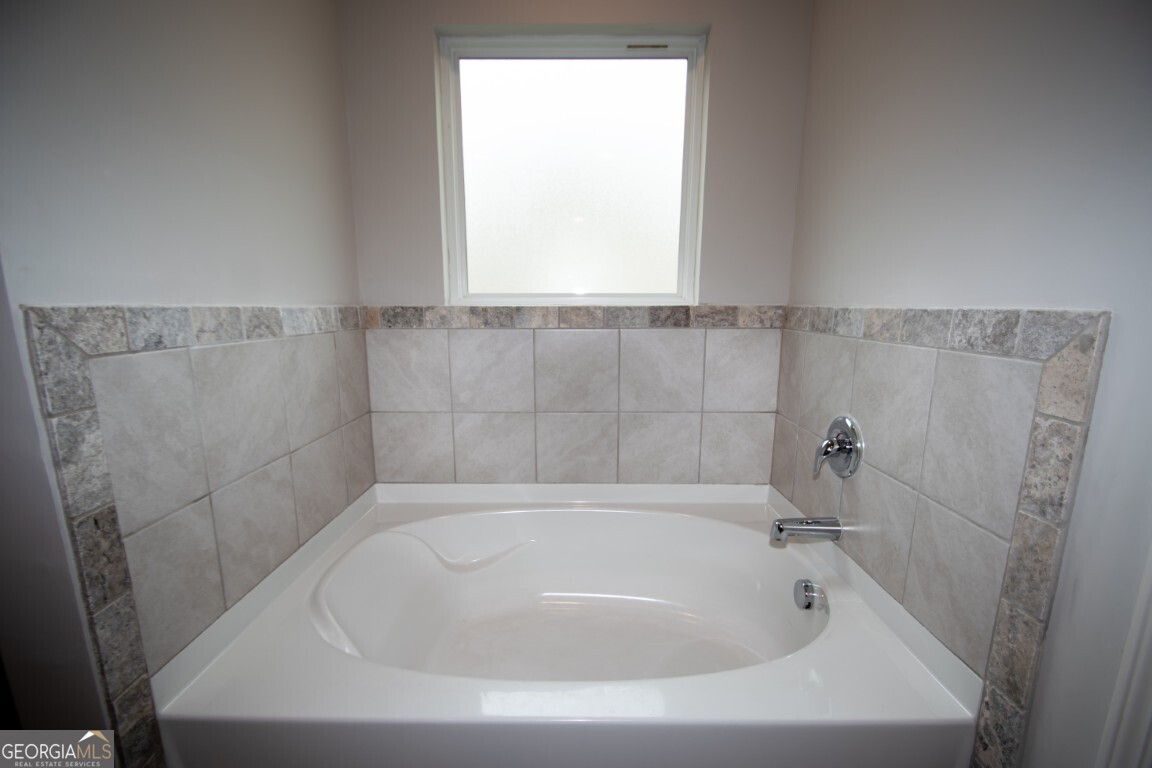 8084 Louis Drive Locust Grove, GA 30248 - Photo 27 of 33 a bathroom with a bathtub
