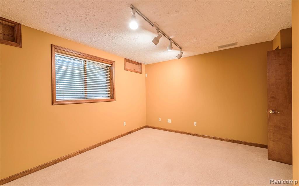 2199 London Bridge Drive Rochester Hills, MI 48307 - Photo 16 of 18