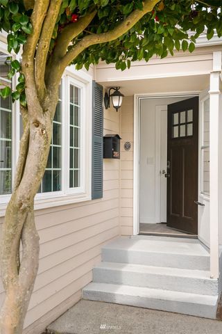 a view of the entrance of the house