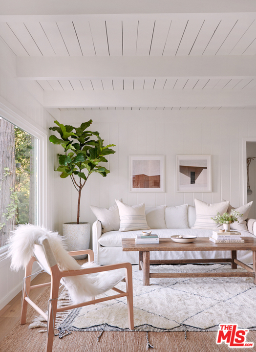 403 Emerald Way Lake Arrowhead, CA 92352 - Photo 3 of 30 a living room with furniture flowerpot and a potted plant
