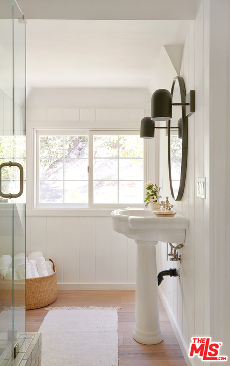 403 Emerald Way Lake Arrowhead, CA 92352 - Photo 22 of 30 a bathroom with a bathtub and a sink