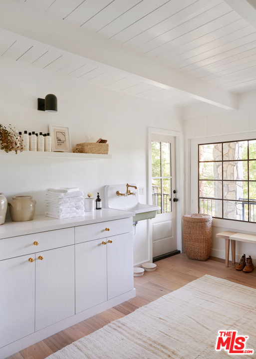 403 Emerald Way Lake Arrowhead, CA 92352 - Photo 23 of 30 a spacious bathroom with a granite countertop sink and a large mirror