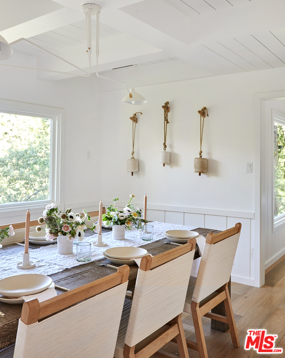 403 Emerald Way Lake Arrowhead, CA 92352 - Photo 8 of 30 a dining room with furniture and window