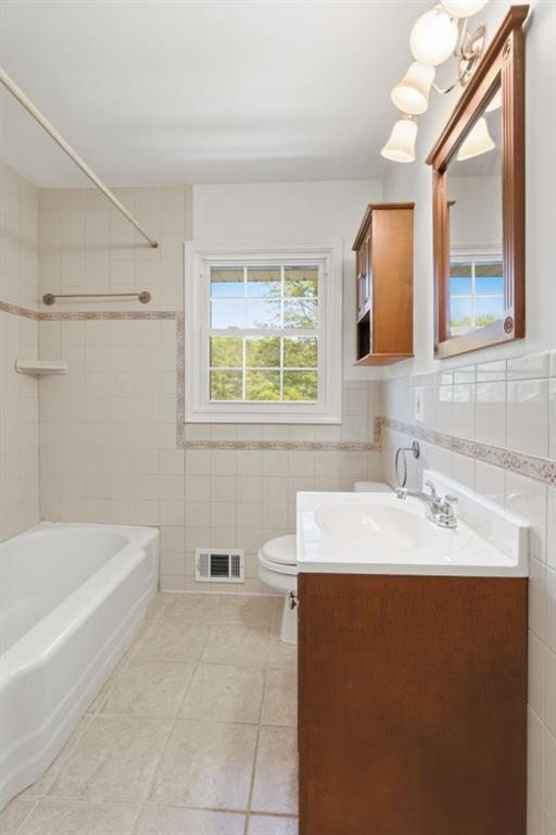 224 Old Franklin Street Roopville, GA 30170 - Photo 39 of 60 a bathroom with a sink mirror and a bathtub