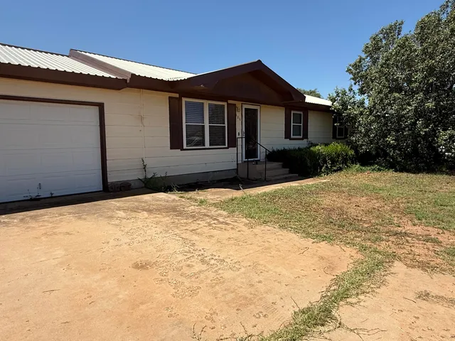 $105,000 | 106 East Cragin Street, Sundown, TX 79372