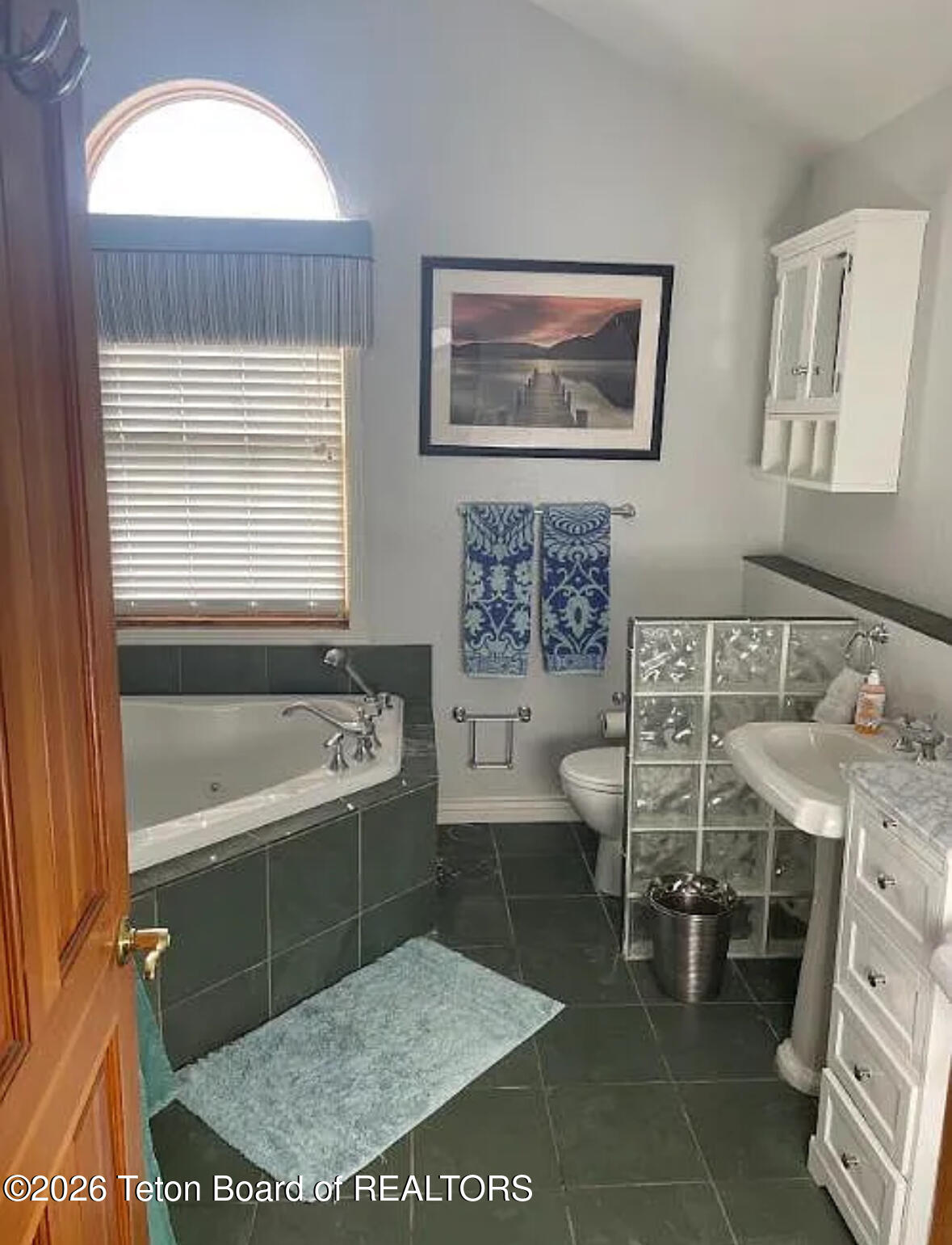 3017 Rangeview Drive Jackson, WY 83001 - Photo 8 of 28 8 Master Bath Vert