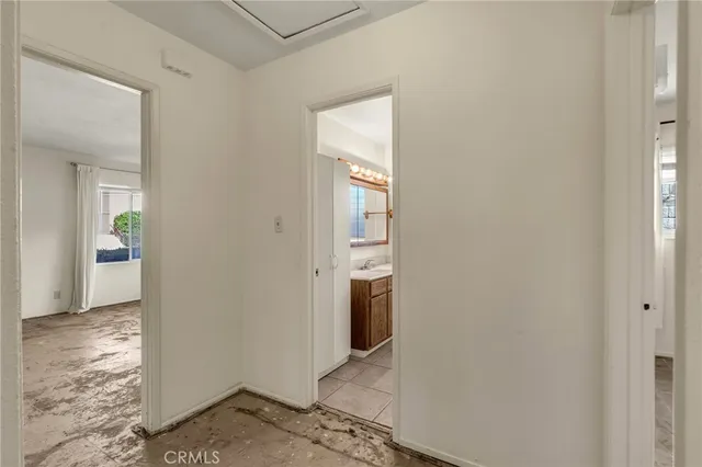 a view of entryway with bathroom