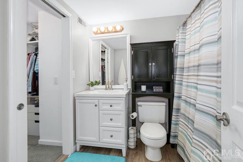 675 Bound Brook Road, Unit 2 Dunellen, NJ 08812 - Photo 14 of 20 Bath with view into Closet