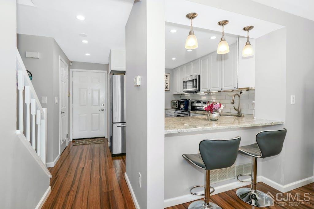 675 Bound Brook Road, Unit 2 Dunellen, NJ 08812 - Photo 6 of 20 View of Front Entrance and Kitchen.