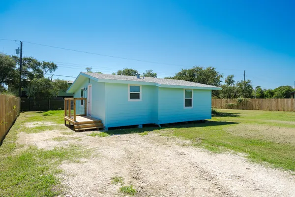 a view of a house with backyard