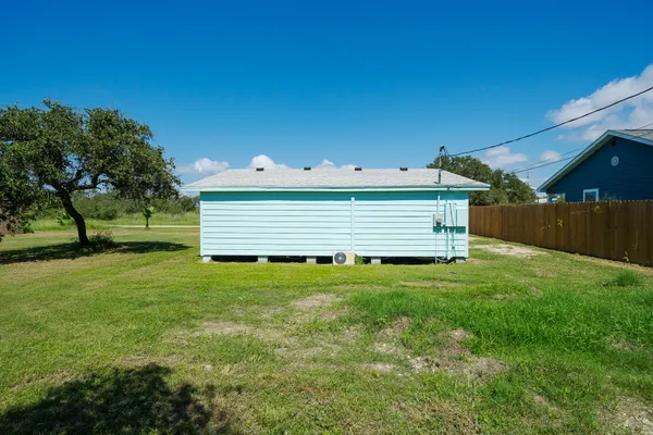 a view of a back yard