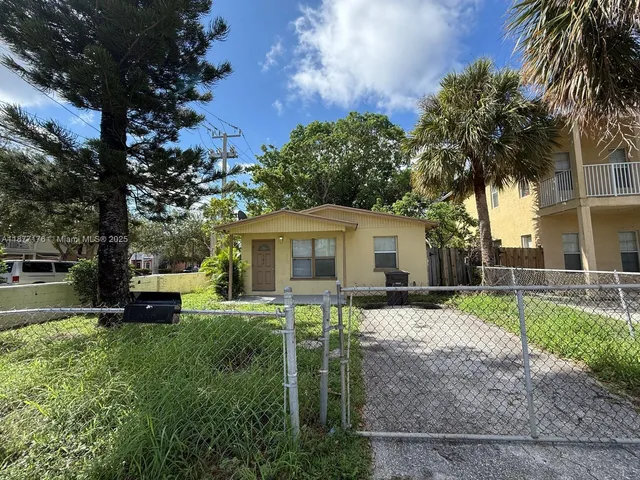 $2,300 | 502 18th Street, West Palm Beach, FL 33407