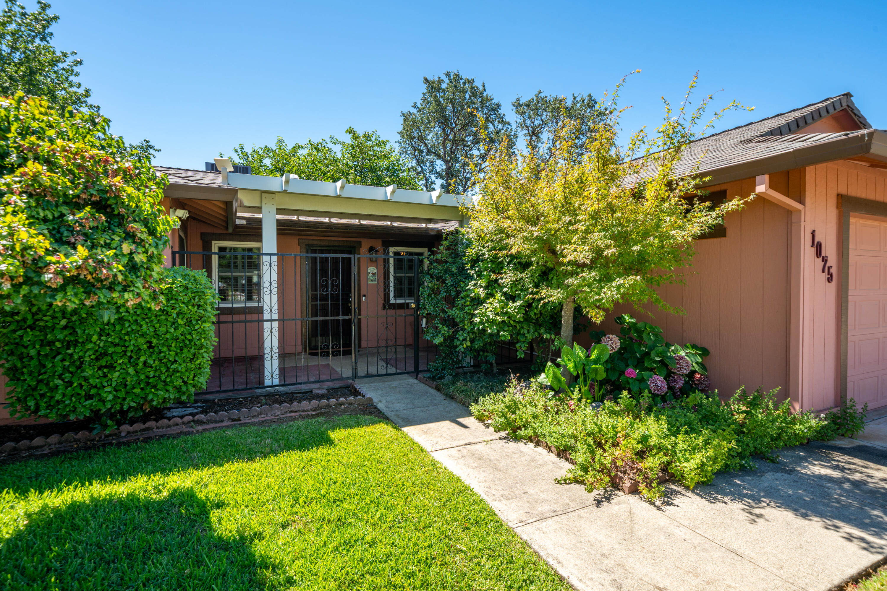 1075 Goodview Way Redding, CA 96003 - Photo 4 of 46 1075 Goodview Way-10