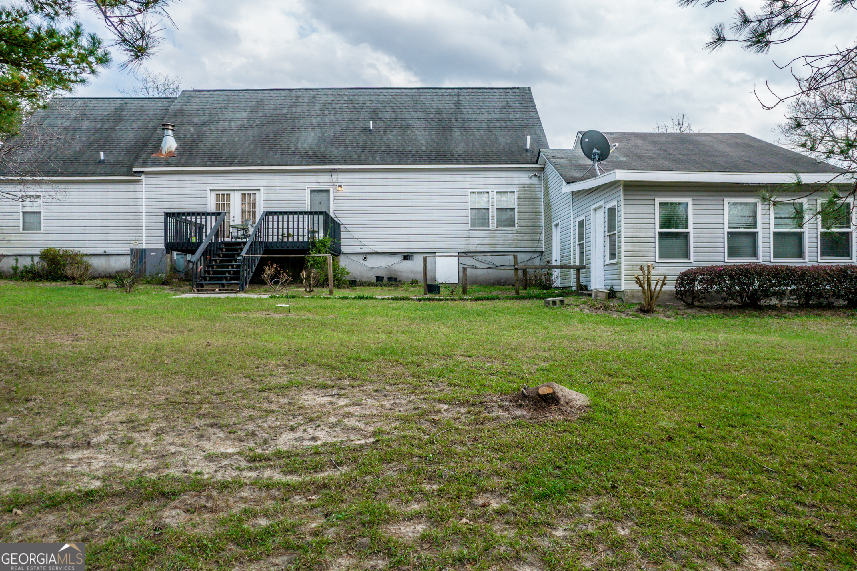 621 Highway 22 Sparta, GA 31087 - Photo 14 of 42 a view of a house with backyard