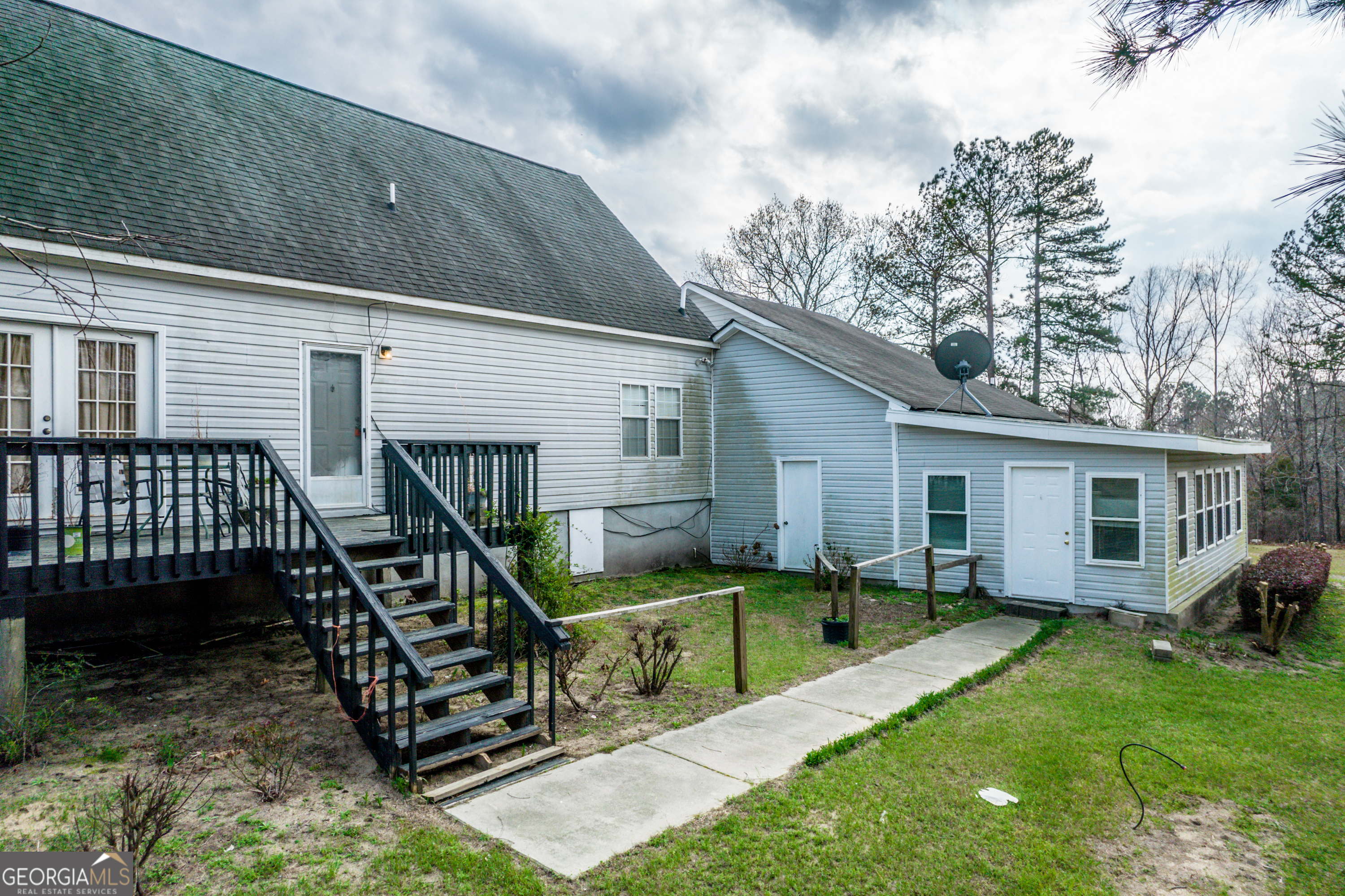621 Highway 22 Sparta, GA 31087 - Photo 17 of 42 a view of a house with backyard and porch