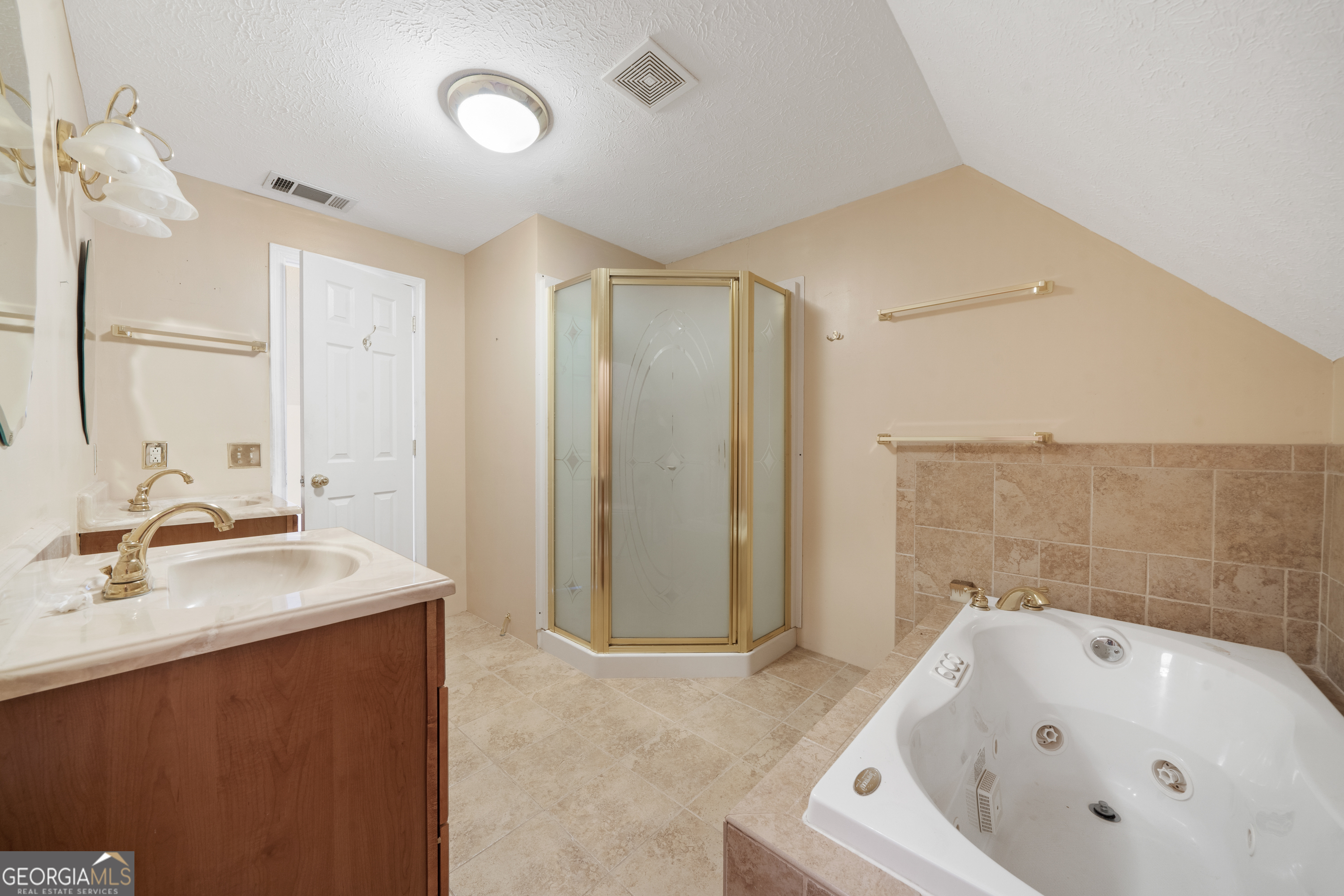 621 Highway 22 Sparta, GA 31087 - Photo 33 of 42 a bathroom with a tub sink and mirror