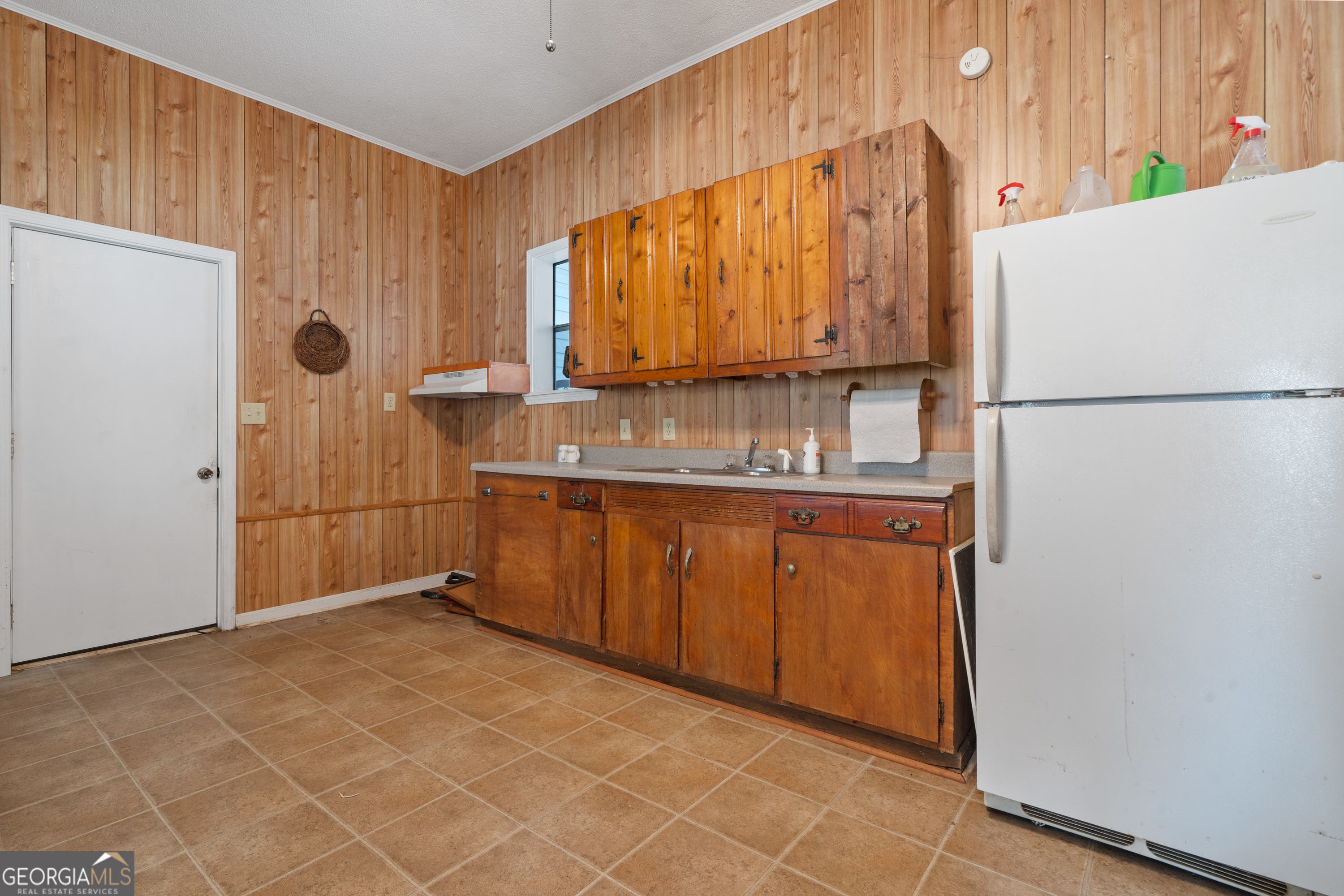 621 Highway 22 Sparta, GA 31087 - Photo 40 of 42 a kitchen with stainless steel appliances a refrigerator and a sink