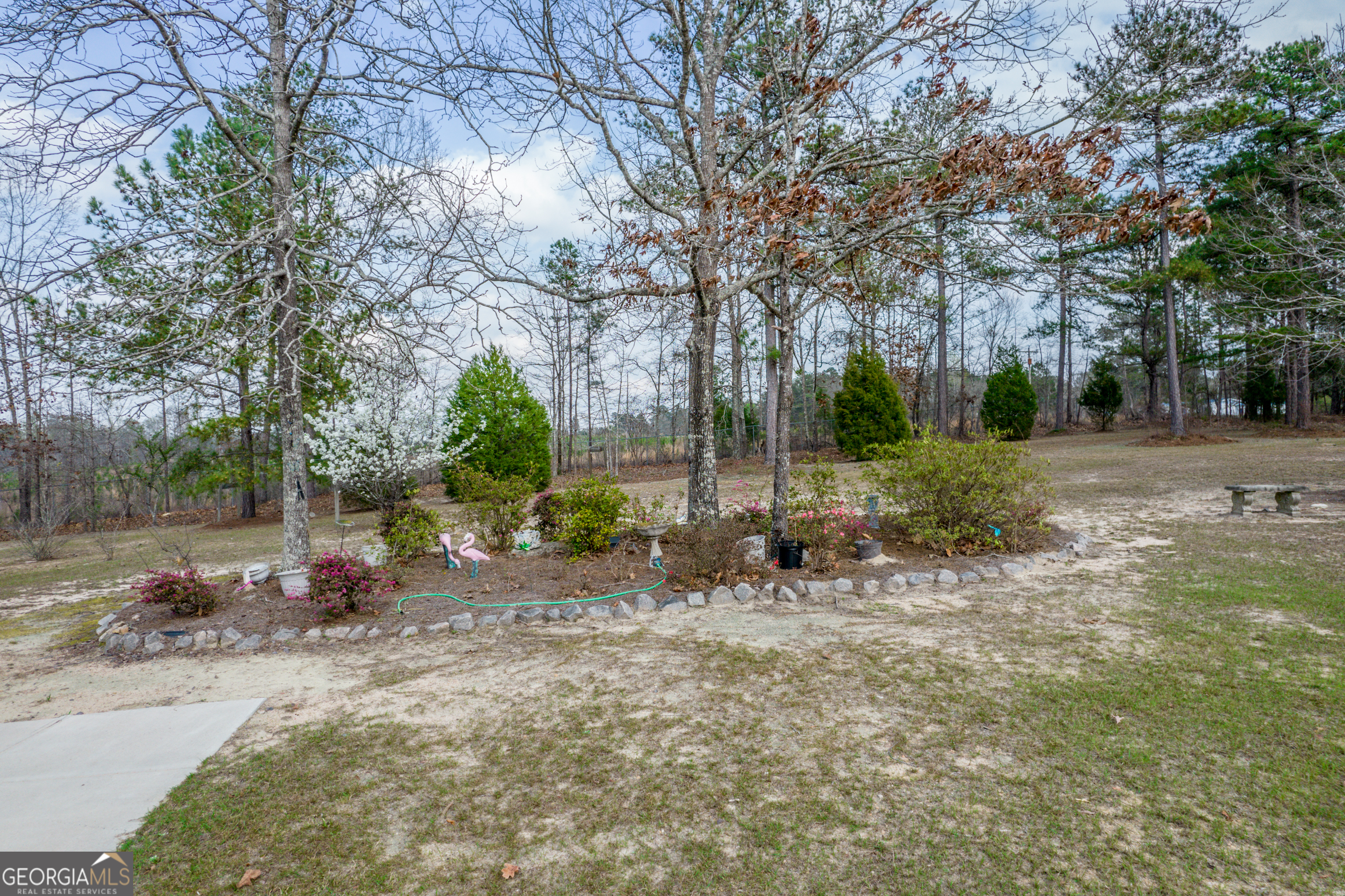 621 Highway 22 Sparta, GA 31087 - Photo 8 of 42 a backyard of a house with table and chairs