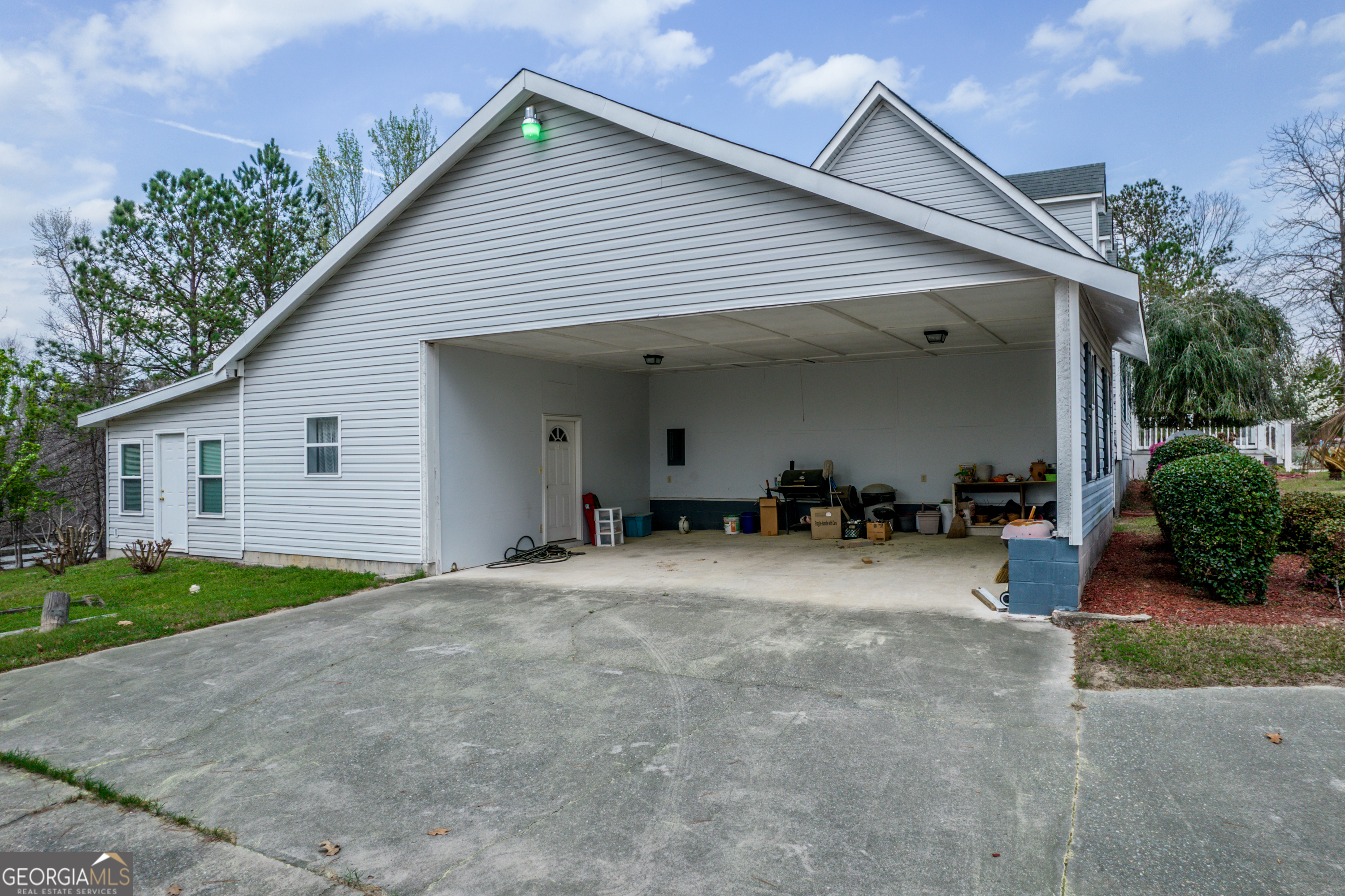 621 Highway 22 Sparta, GA 31087 - Photo 10 of 42 a view of a house with patio