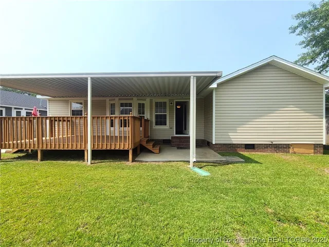 a view of an house with backyard and porch
