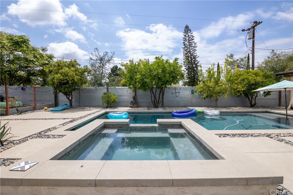 Ultra private sparkling pool and jacuzzi heated by propane
