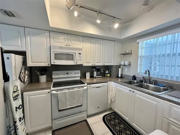 $3,400 | 140 Northeast 28th Avenue, Unit 305, Pompano Beach, FL 33062