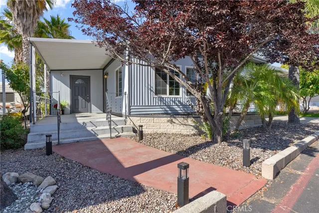 a view of a house with backyard and trees