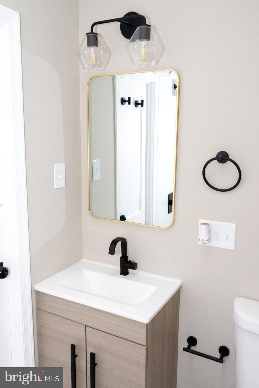 933 Coleridge Road Baltimore, MD 21229 - Photo 16 of 27 Second Floor Bathroom
