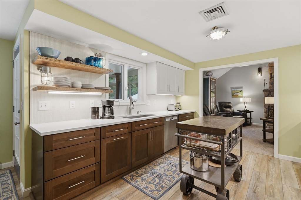 115 Hunter Road Uxbridge, MA 01569 - Photo 6 of 38