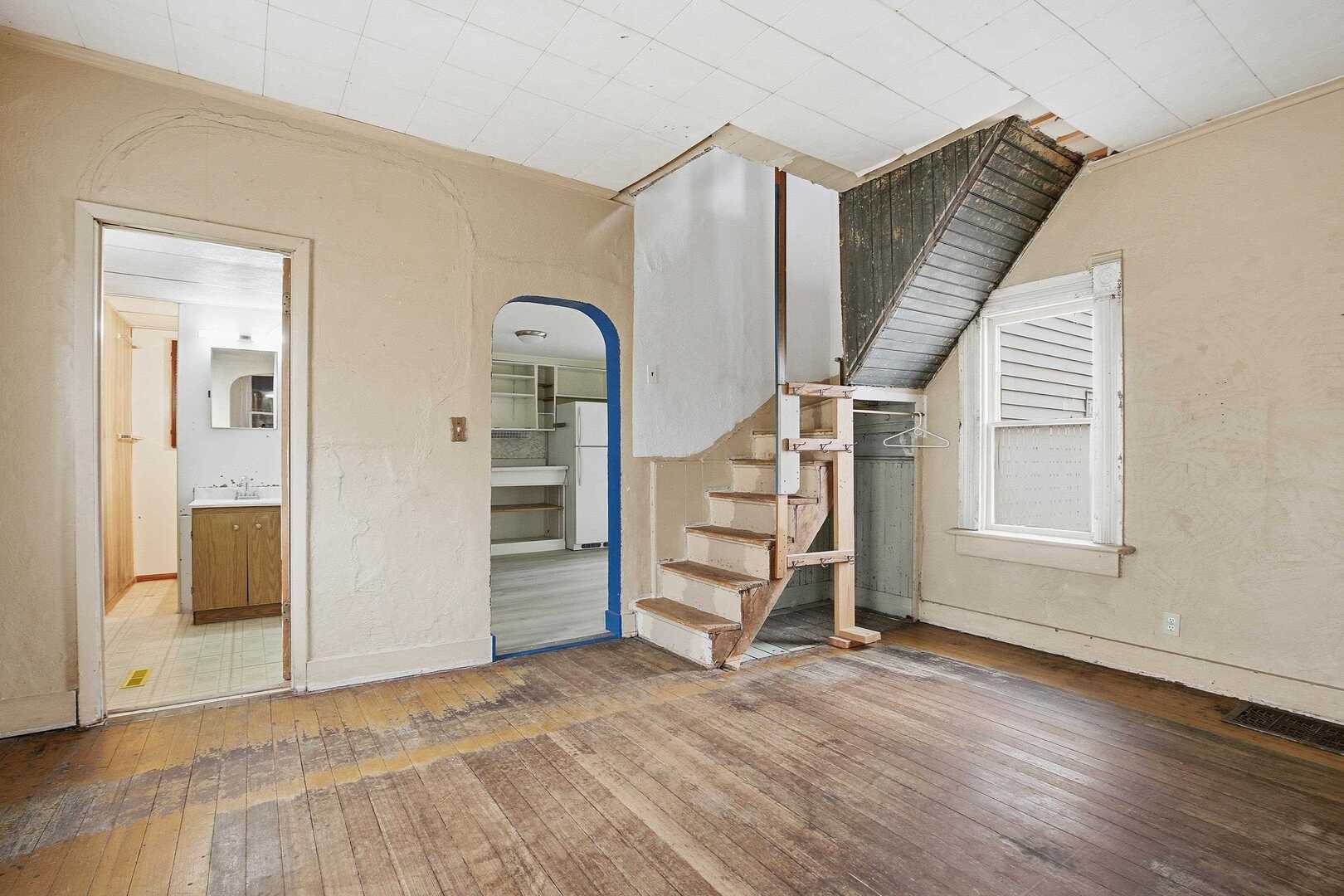 910 18th Avenue Rock Island, IL 61201 - Photo 11 of 30 an empty room with windows and closet