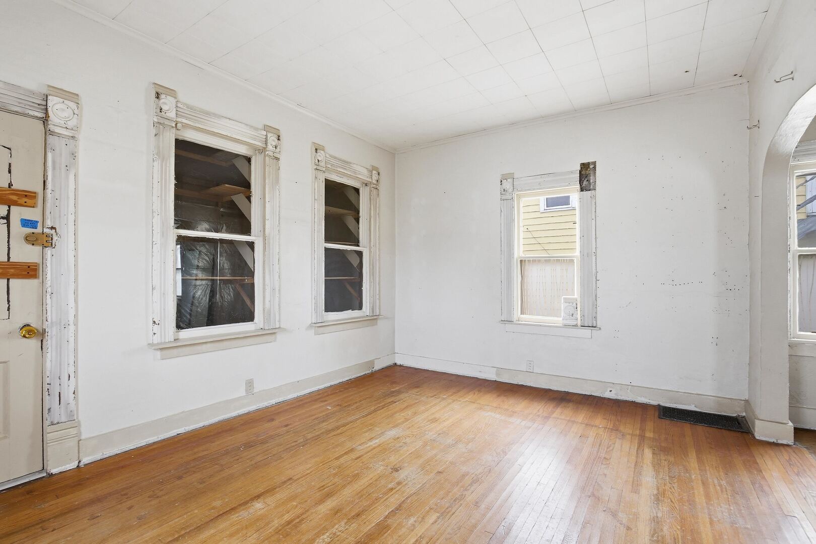 910 18th Avenue Rock Island, IL 61201 - Photo 18 of 30 an empty room with wooden floor and windows