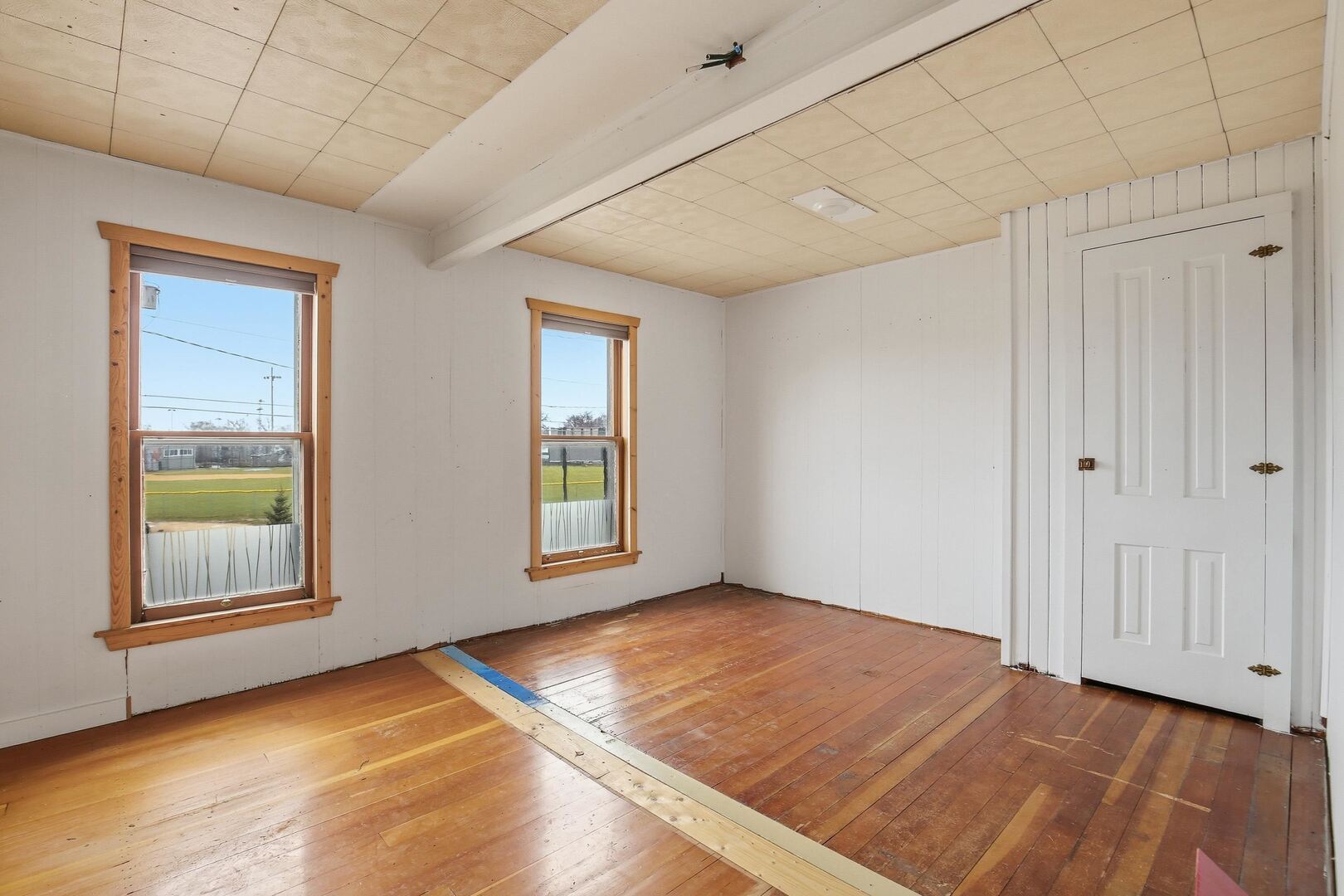 910 18th Avenue Rock Island, IL 61201 - Photo 20 of 30 an empty room with windows