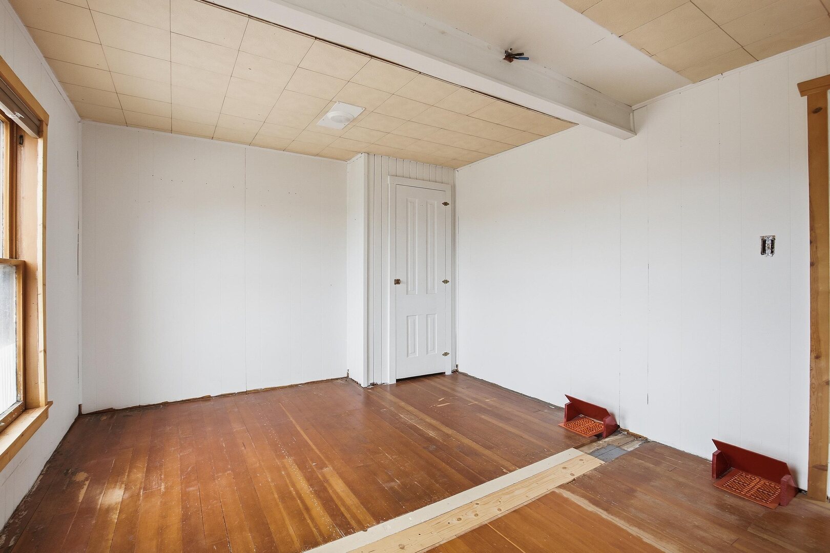 910 18th Avenue Rock Island, IL 61201 - Photo 21 of 30 an empty room with wooden floor and windows
