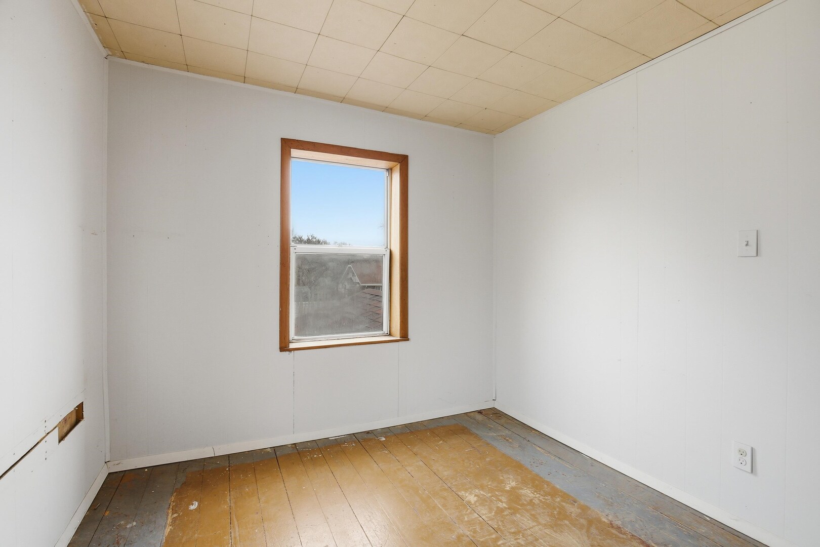 910 18th Avenue Rock Island, IL 61201 - Photo 25 of 30 an empty room with a window