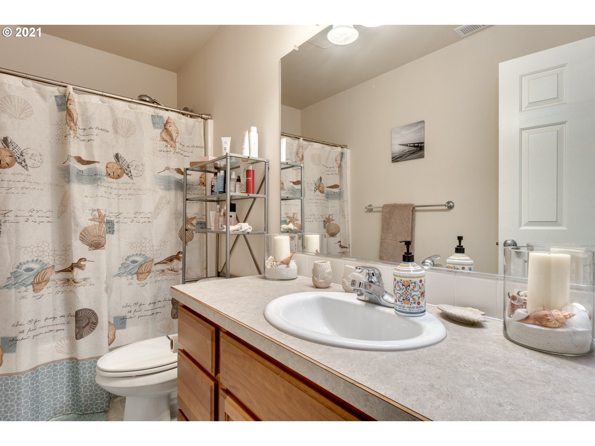 295 South Hillhurst Road Ridgefield, WA 98642 - Photo 17 of 32 a bathroom with a sink toilet and shower