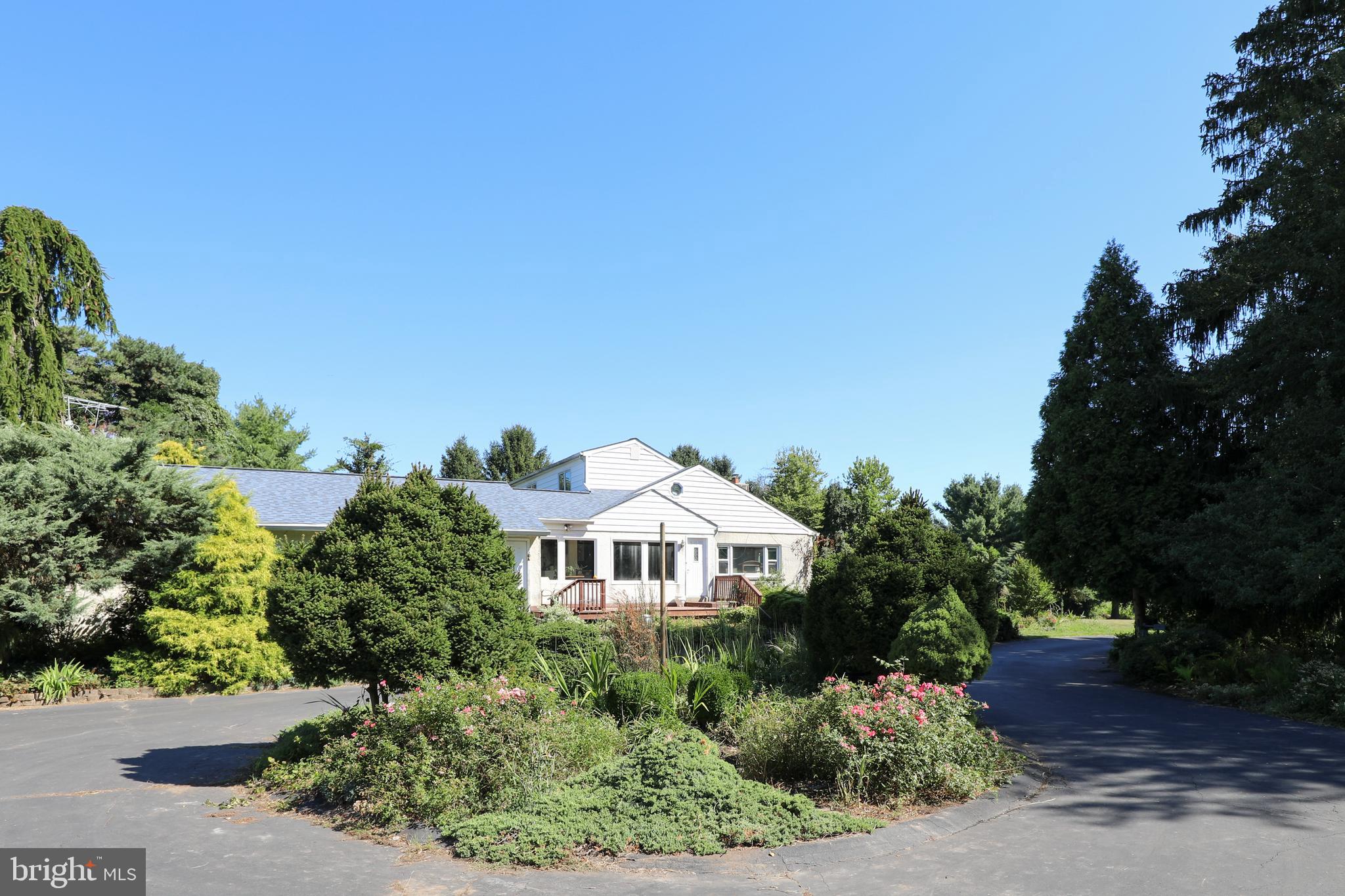 1297 Lindenhurst Road Newtown, PA 18940 - Photo 4 of 38 House with circular drive