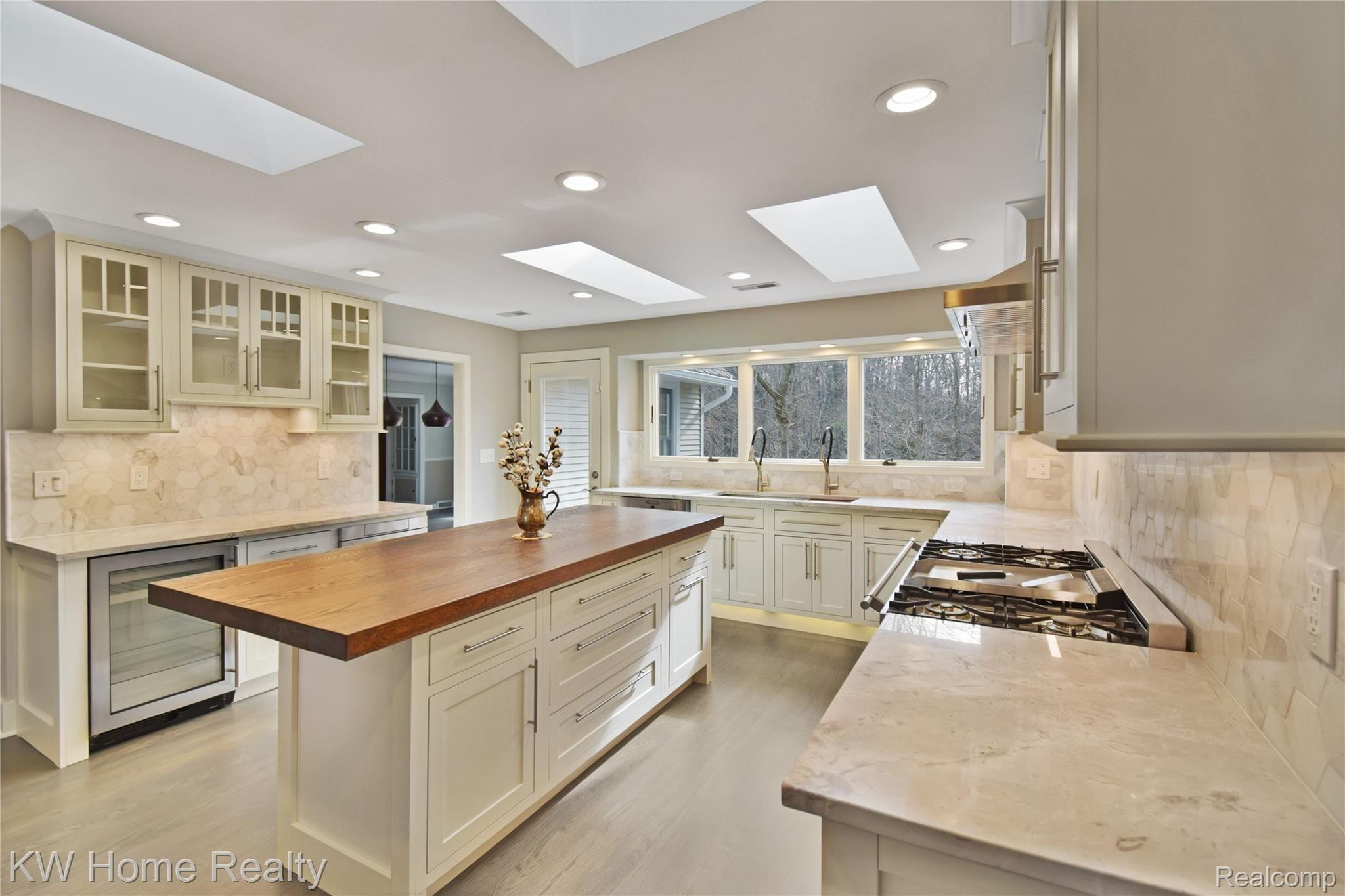 34536 Quaker Valley Road Farmington, MI 48331 - Photo 2 of 55 KitchenView.jpg